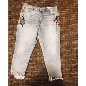 NWT AMERICAN EAGLE EMBROIDERED/DISTRESSED JEAN